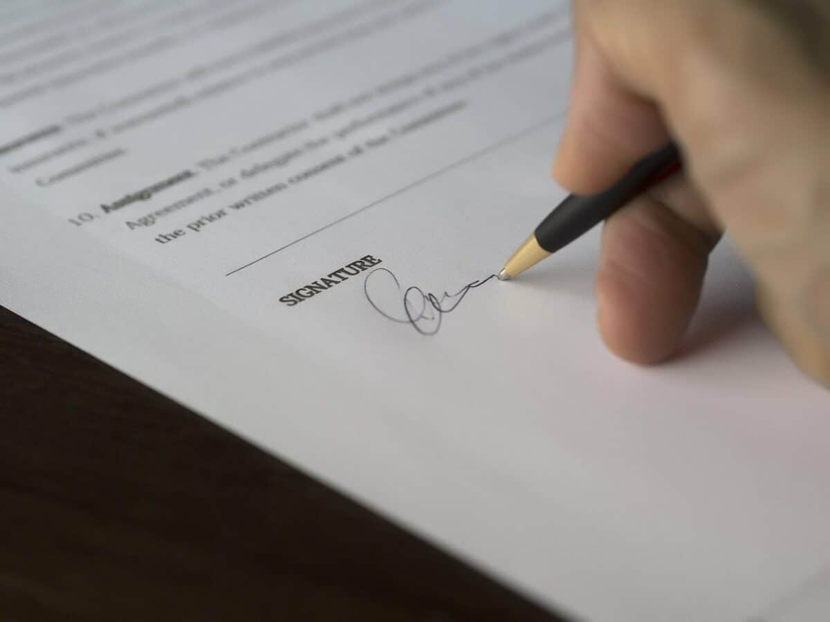 Signature d'un contrat d’assurance habitation meublée