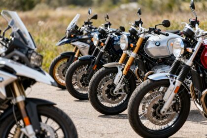 Plusieurs motos de cylindrées différentes alignées